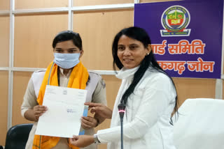 ritu kumari topped in school chairman suman dagar honored