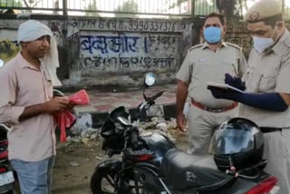 Police is taking strict action against drivers without putting on a mask in Baba Haridas Nagar