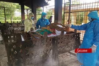 Funeral of corona infected in Bagalkote ಕೊರೊನಾದಿಂದ ಮೃತಪಟ್ಟವರ ಅಂತ್ಯ ಸಂಸ್ಕಾರ