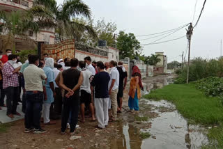 people face problem of dirt and water logging in kirari mubarakpur village