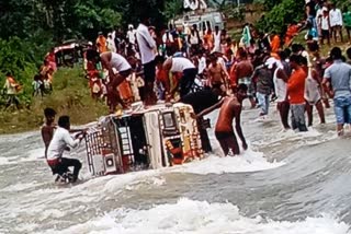 Villagers save people flowing in river in palamu, Passengers flowing in river in palamu, flowing vehicle in Palamu, पलामू में नदी में बह रहे लोगों को ग्रामीणों ने बचाया, पलामू में नदी में बहने लगे यात्री, पलामू में नदी में बहने लगी सवारी गाड़ी