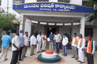 bjp leaders Petition to mpdo to repair roads at yadagirigutt mandal in yadadri bhuvanagiri district