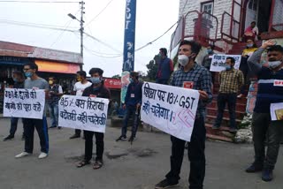 sfi protested  in hpu against bus Fair hike and students exam