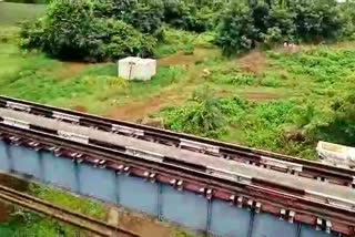 Three railway employees died, Three railway employees died in rail accident, Three railway employees died news, Vikarabad rail accident, Vikarabad rail accident news, ಮೂವರು ರೈಲ್ವೇ ಕಾರ್ಮಿಕರು ಸಾವು, ರೈಲು ಅಪಘಾತದಲ್ಲಿ ಮೂವರು ರೈಲ್ವೇ ಕಾರ್ಮಿಕರು ಸಾವು, ಮೂವರು ರೈಲ್ವೇ ಕಾರ್ಮಿಕರು ಸಾವು ಸುದ್ದಿ, ವಿಕಾರಾಬಾದ್​ ರೈಲು ಅಪಘಾತ, ವಿಕಾರಾಬಾದ್​ ರೈಲು ಅಪಘಾತ ಸುದ್ದಿ,