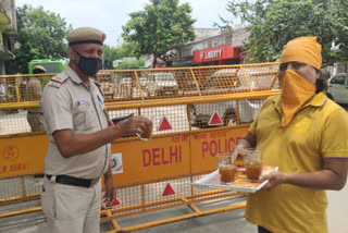 Gurvinder Singh Jolly is giving decoction to policemen