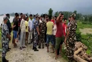 Khatima News  Champawat News  Pillar 811  SSB  APF  SSB stops Nepalese citizens from barricading  Tanajkpur  Champawat  Indo-Nepal border  khatima news  Uttarakhand  (എസ്എസ്ബി) തടഞ്ഞു. ബുധനാഴ്ച ഉച്ചയ്ക്ക് 811 സ്തംഭ നമ്പറിനടുത്തുള്ള സ്ഥലത്ത് ബാരിക്കേഡ് സ്ഥാപിക്കാൻ ശ്രമിക്കുകയായിരുന്നു ഇവർ. ഭൂമി കൈയ്യേറ്റം ചെയ്യാൻ ശ്രമിച്ചവരിൽ ചിലർ മദ്യപിച്ചിരുന്നതായും ഉദ്യോഗസ്ഥർ പറഞ്ഞു. സംഭവത്തെ തുടർന്ന് പൊലീസ് ഉദ്യോഗസ്ഥരും സ്ഥലത്തെത്തി സ്ഥിതിഗതികൾ ബോധ്യപ്പെടുത്തി. സായുധ പൊലീസ് സേനയിലെ അംഗങ്ങളും സ്ഥലത്തെത്തി ബാരിക്കേഡ് സ്ഥാപിക്കുന്നതിൽ നിന്ന് ഇവരെ തടഞ്ഞു. ആദ്യം വിമുഖത കാണിച്ചെങ്കിലും ആവർത്തിച്ചുള്ള ശ്രമങ്ങൾക്ക് ശേഷം, എസ്എസ്ബി, ഐപിഎഫ് സേനകൾക്ക് നേപ്പാളി പൗരന്മാരെ ബാരിക്കേഡ് സ്ഥാപിക്കുന്നതിൽ നിന്ന് തടയാൻ കഴിഞ്ഞു.  സശാസ്ത്ര സീമ ബെൽ  'നോ മാൻസ് ലാന്‍റ്'  'നോ മാൻസ് ലാന്‍റ്' കൈയ്യേറ്റ ശ്രമം; നേപ്പാൾ പൗരന്മാരെ എസ്എസ്ബി തടഞ്ഞു  പില്ലർ 811