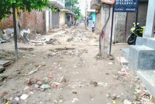 People are facing problems due to Sewer digging in Shiv Vihar of vikashpuri in delhi