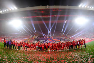 liverpool-lifts-premier-league-trophy-on-kop