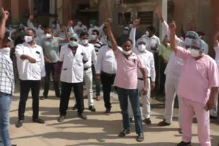 आरबीएम अस्पताल में नर्सिंग कर्मियों का हड़ताल, भरतपुर न्यूज, Nursing workers strike in RBM Hospital, nursing workers Strike in Bharatpur