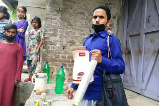 weavers selling tea due to financial crisis