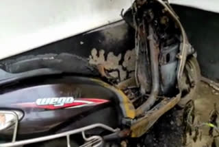 Scooter parked  Scooter fire caught  malappuram scooter  thanoor  താനൂർ  സ്‌കൂട്ടർ കത്തി നശിച്ചു  മലപ്പുറം  താനൂർ പൊലീസ്