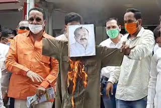 Shiv Sena protests burning of Venkaiah Naidu statue