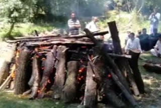 کشمیری پنڈت کی آخری رسومات انجام دینے میں مسلمان پیش پیش رہے