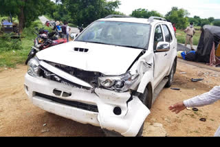 one died when car hits an auto in thurkapally