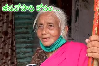 85-year-old Shantabai Pawar performs 'Lathi Kathi' on streets of Pune to earn a livelihood.