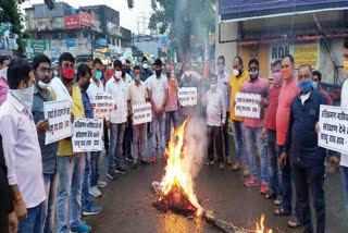 BJP burnt effigy of MLA Saryu Rai in jamshedpur, news of Saryu Rai, BJP burnt effigy of MLA Saryu Rai, जमशेदपुर में बीजेपी ने जलाया विधायक सरयू राय का पुतला, सरयू राय की खबरें, बीजेपी ने जलाया विधायक सरयू राय का पुतला