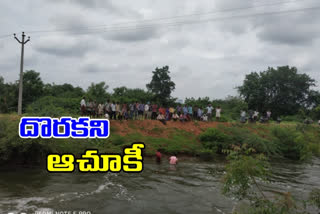 కాలువలో దూకి మహిళ ఆత్మహత్య.. లభ్యం కానీ ఆచూకీ