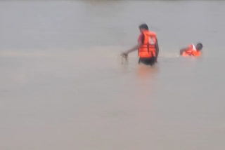 Divers are searching for a person flowing in Red River