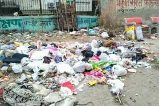 Litter is piled on main road of Outer Delhi Ring Road