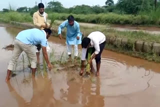 Corruption Free India activists protest against bad roads