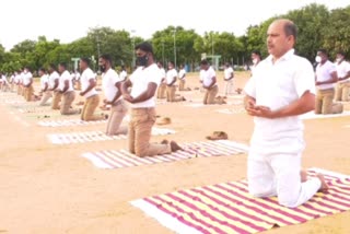 Police yoga  காவலர்களுக்கு யோகாப் பயிற்சி  ராமநாதபுரம் மாவட்டச் செய்திகள்  ராமநாதபுரம் காவலர்களுக்கு யோகா பயிற்சி  ramanathapuram police yoga training