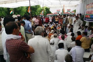 कांग्रेस कार्यर्ताओं ने किया धरना-प्रदर्शन, Congress workers protested