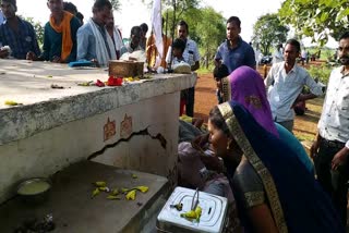 crowd of devotees to see the snake In ishagarh road of ashoknagar