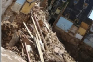 three-storey building at Manekchowk in Porbandar collapsed