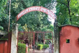 2 prisoners Absconding from Latehar jail, prisoners Absconding from Latehar jail, news of latehar police, लातेहार जेल से दो कैदी फरार, लातेहार जेल से कैदी फरार, लातेहार पुलिस की खबरें