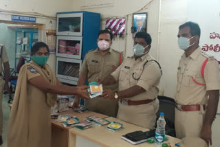 husnabad acp mahendher distributed masks and sanitizers