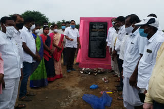 dornakal mla redya nayak laid foundation to farmer's platform in mahabubabad district
