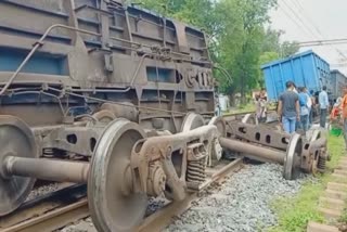 4-coaches-derailed-in-rajgangpur-railway-tracks-affected