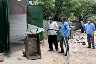 Councilor Manish Agarwal is continuously spraying sanitization in Vasant vihar delhi