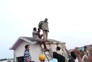 a man climbed to third floor in a building in kanpur dehat