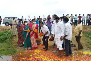 mla redya naik done water worships to the banadru cheruvu at pedda muppalla in mahabubabad