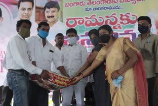 rice distribution to the private teachers by mla korukanti chander at ramagundam in peddapalli district