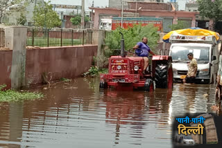 People facing waterlogging problem in Mubarakpur village of Kirari in delhi