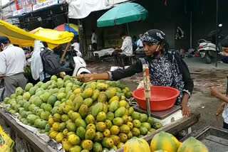 a PHD holder raisa anasari selling fruits in the indore, patnipura mandi