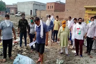 fury among shopkeepers over in dumping garbage narnaund market