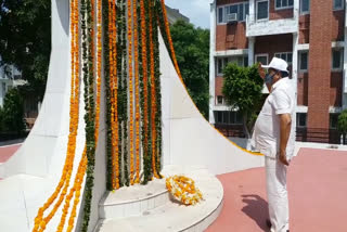 gyanchand gupta pays homage to martyrs on vijay day