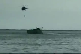 Naval Helicopter  Naval Helicopter rescue fishermen  Indian Naval Ship  Rameswaram  Manali Island  Naval Helicopter rescues stranded fishermen  fishing boat  നേവൽ ഹെലികോപ്‌റ്റർ  നാവിക സേന  ചെന്നൈ  രാമേശ്വരം  മത്സത്തൊഴിലാളികൾ  മനാലി ദ്വീപ്