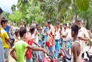 Protest against government at flood effected area madhabpara nagaon assam etv bharat news