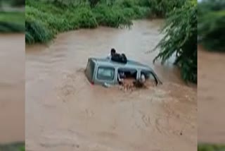 Villagers rescues 5 people with car