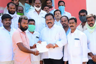 choppadhandi mla ravishankar distributed cmrf cheques in rajanna siricilla district