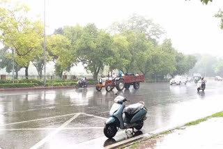 Heavy rain in Delhi amidst meteorological yellow alert