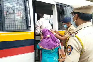 Nagpur police helps couple stuck in janta curfew arranges vehicle to drop them home