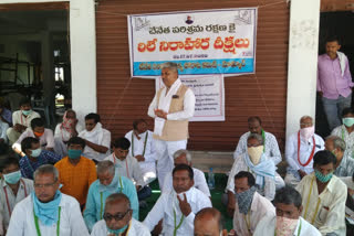 ex mp Anand Bhaskar supporting the handloom workers' protest in yadadri bhuvanagiri district