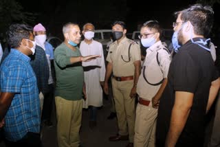 MLA discussing with policemen