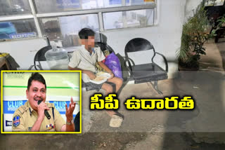 పదేళ్ల బాలుడికి భోజనం పెట్టించిన సీపీ మహేశ్ భగవత్‌