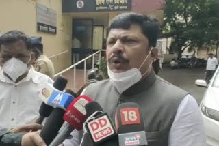 former mla rajesh kshirsagar news  rajesh kshirsagar criticized chandrakant patil  राजेश क्षीरसागरांची चंद्रकांत पाटलांवर टीका  राजेश क्षीरसागर लेटेस्ट न्यूज  कोल्हापूर लेटेस्ट न्यूज  kolhapur latest news  सीपीआर रुग्णालय खाटा वाटप कार्यक्रम